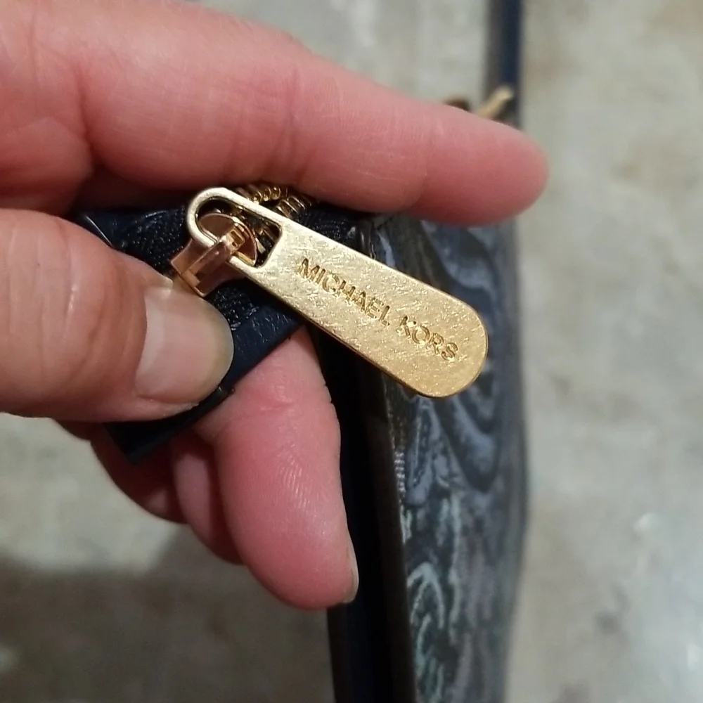 Michael kors wristlet. - Picture 6 of 8